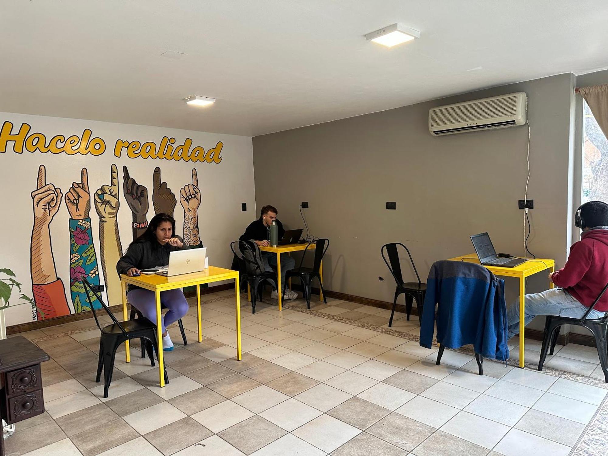 Gorilla Hostel Мендоса Екстериор снимка