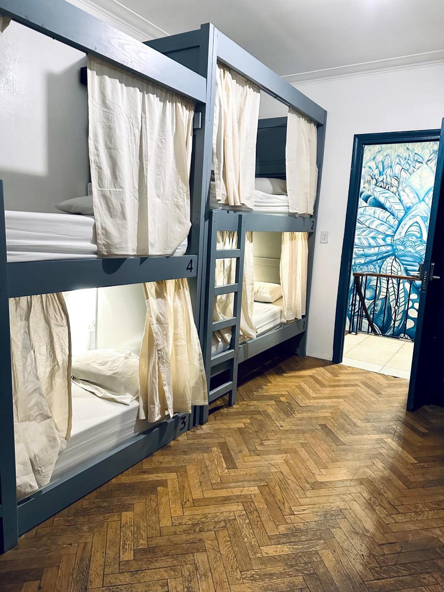 Gorilla Hostel Мендоса Екстериор снимка