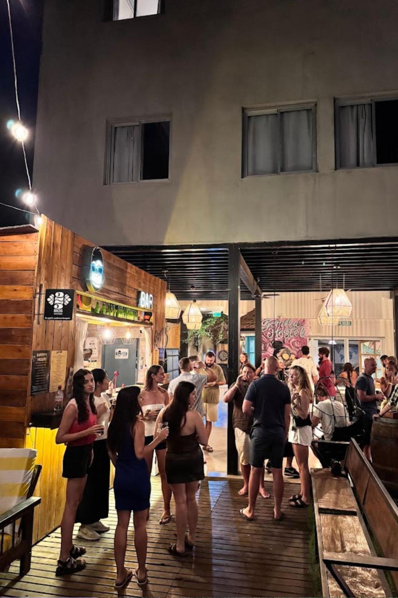 Gorilla Hostel Мендоса Екстериор снимка